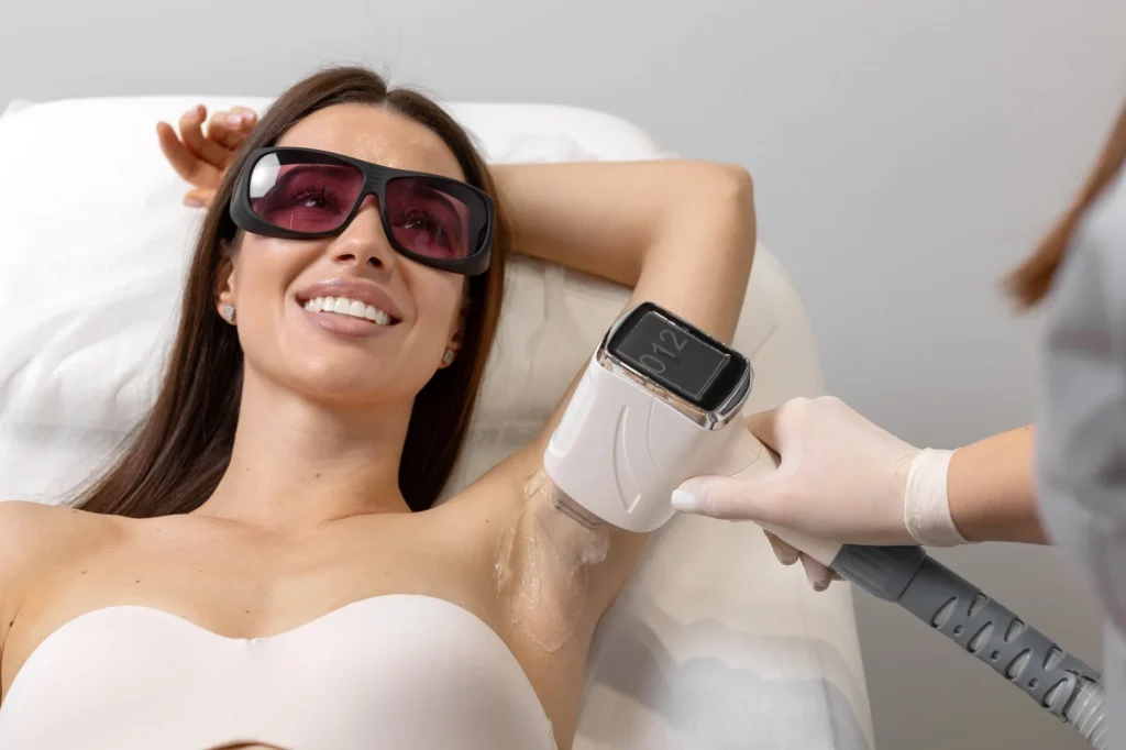 best-laser-hair-removal.webp Modernes Diodenlasergerät in Nahaufnahme