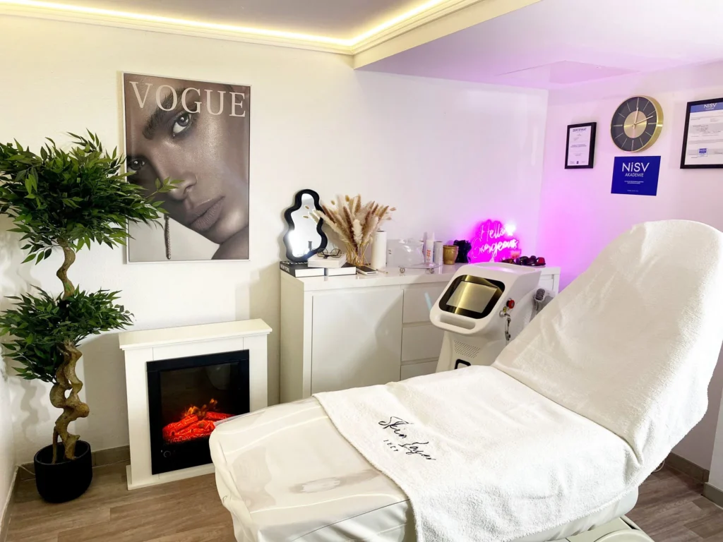 laser-hair-removal-women.webp Frau bei sanfter Laser-Haarentfernung im Gesicht