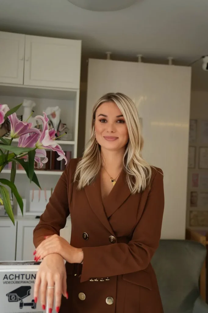 laser-hair-removal-trial-treatment.webp Frau bei schmerzfreier Laser-Haarentfernung München – Skinlaser Lucy